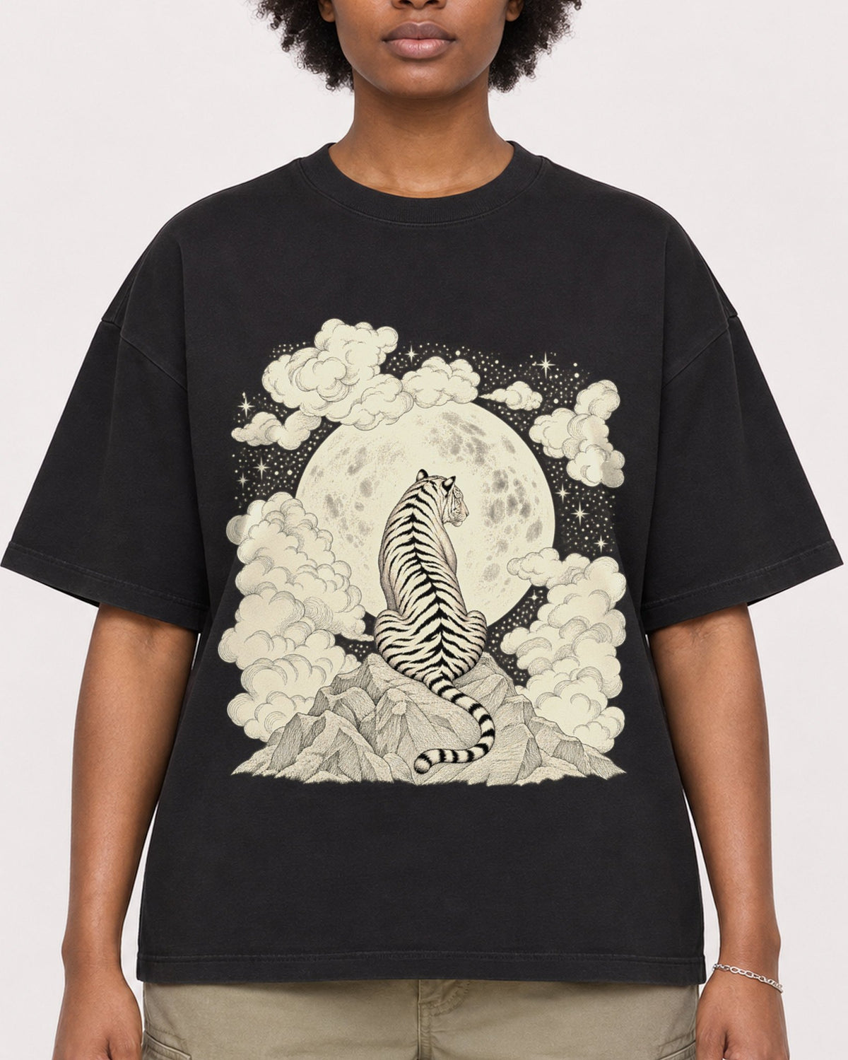 Mockup Boxy Heavyweight Tee Black female close-up 14