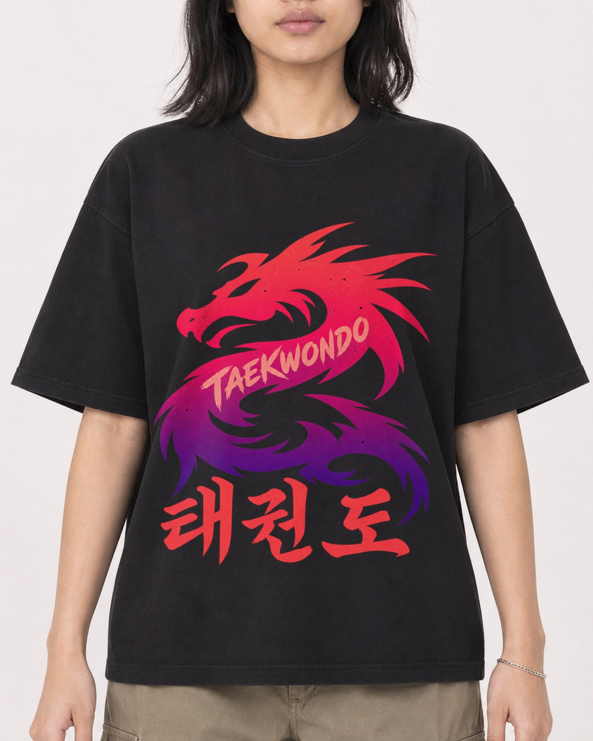 Mockup Boxy Heavyweight Tee Black female close-up 22