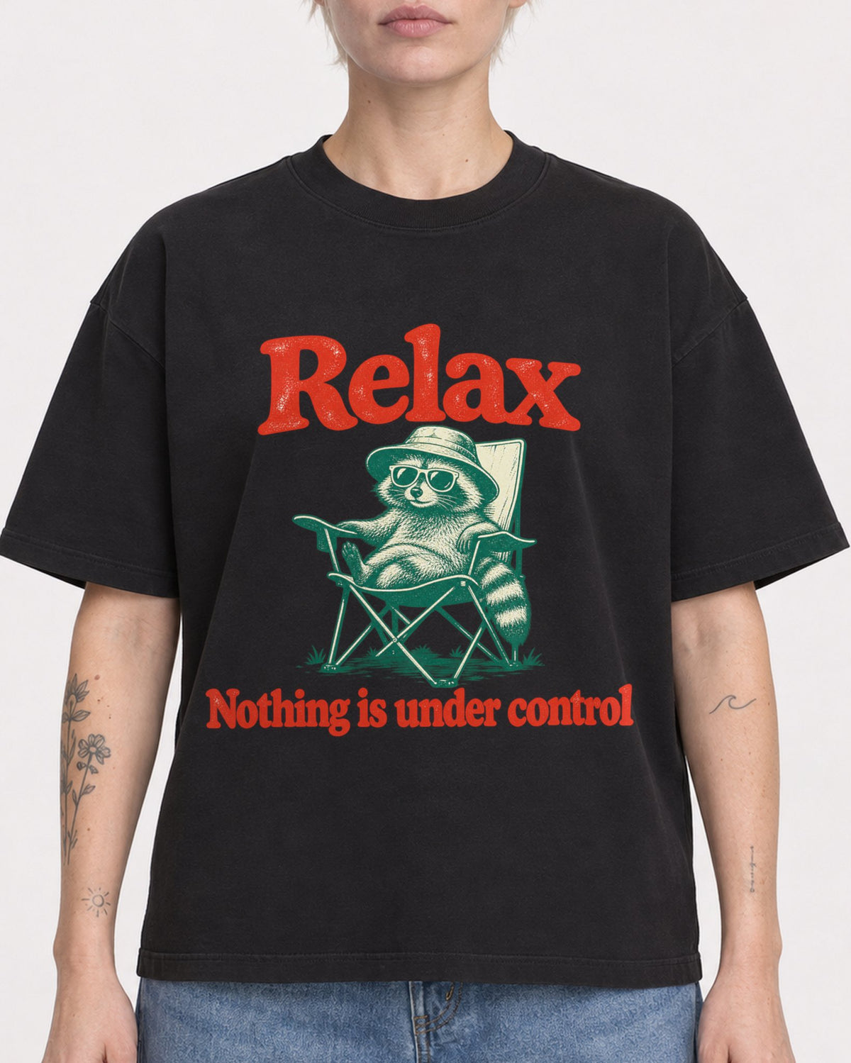 Mockup Boxy Heavyweight Tee Black female close-up 48