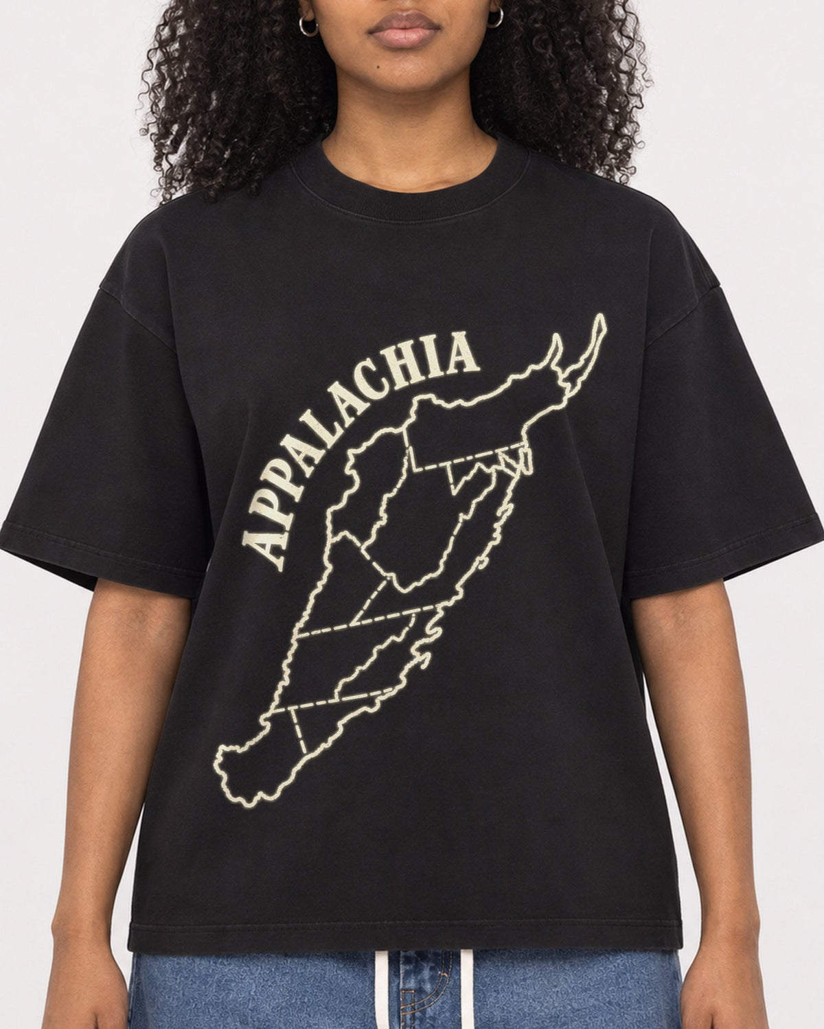 Mockup Boxy Heavyweight Tee Black female close-up 05