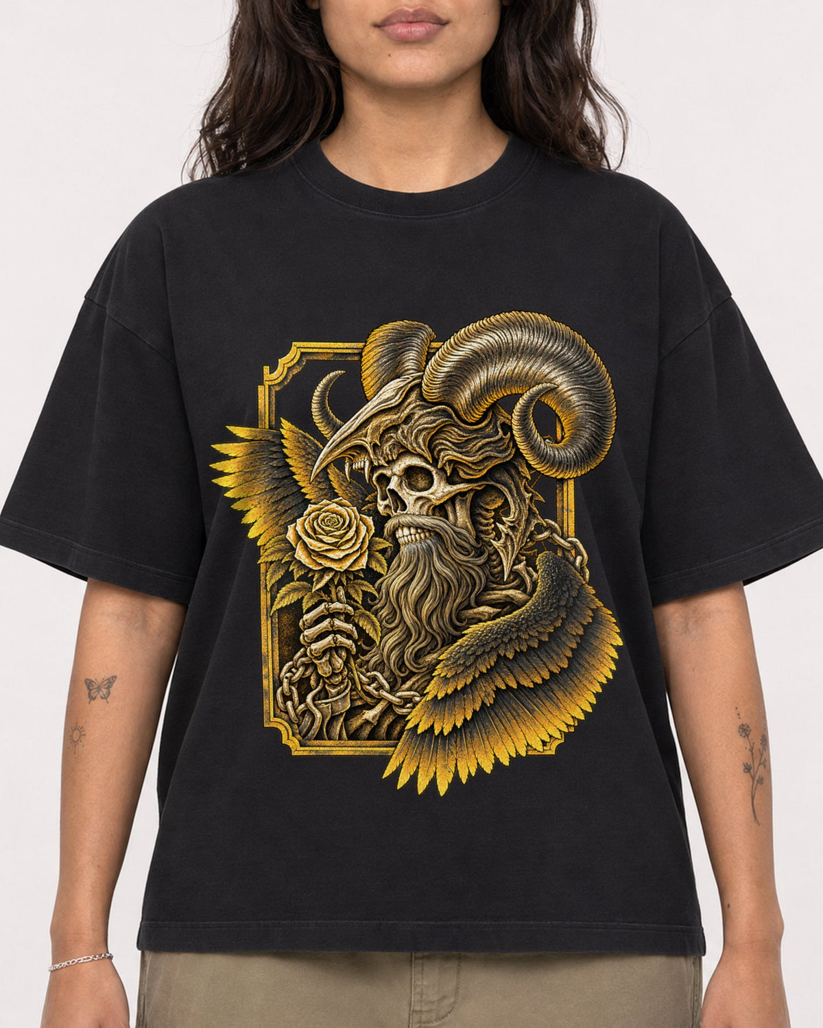 Mockup Boxy Heavyweight Tee Black female close-up 06
