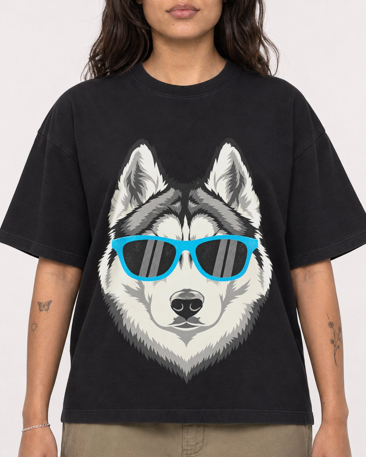 Mockup Boxy Heavyweight Tee Black female close-up 06