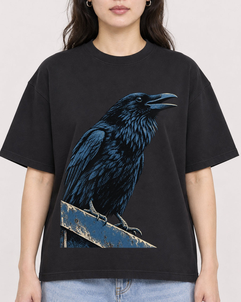 Mockup Boxy Heavyweight Tee Black female close-up 03