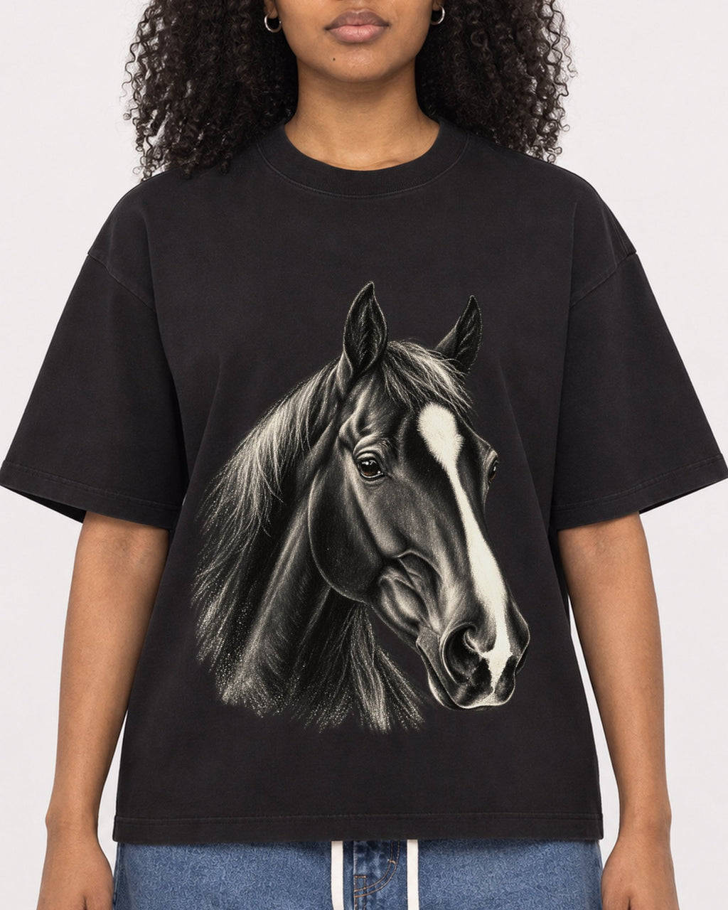 Mockup Boxy Heavyweight Tee Black female close-up 05