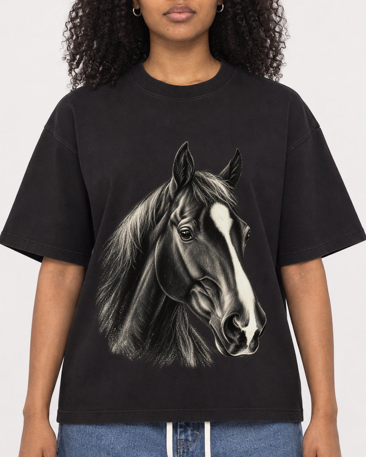 Mockup Boxy Heavyweight Tee Black female close-up 05