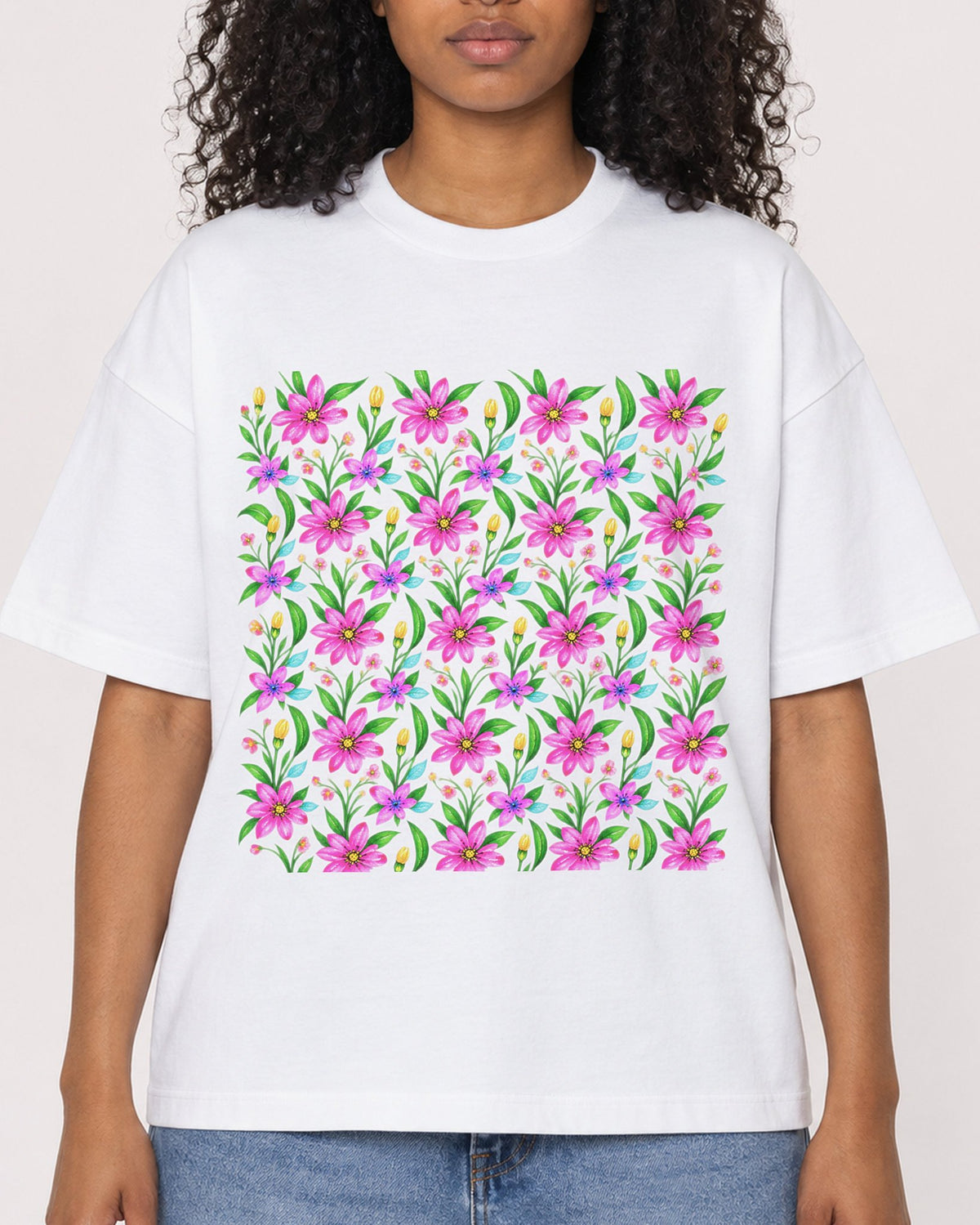 Mockup Boxy Heavyweight Tee White female close-up 05