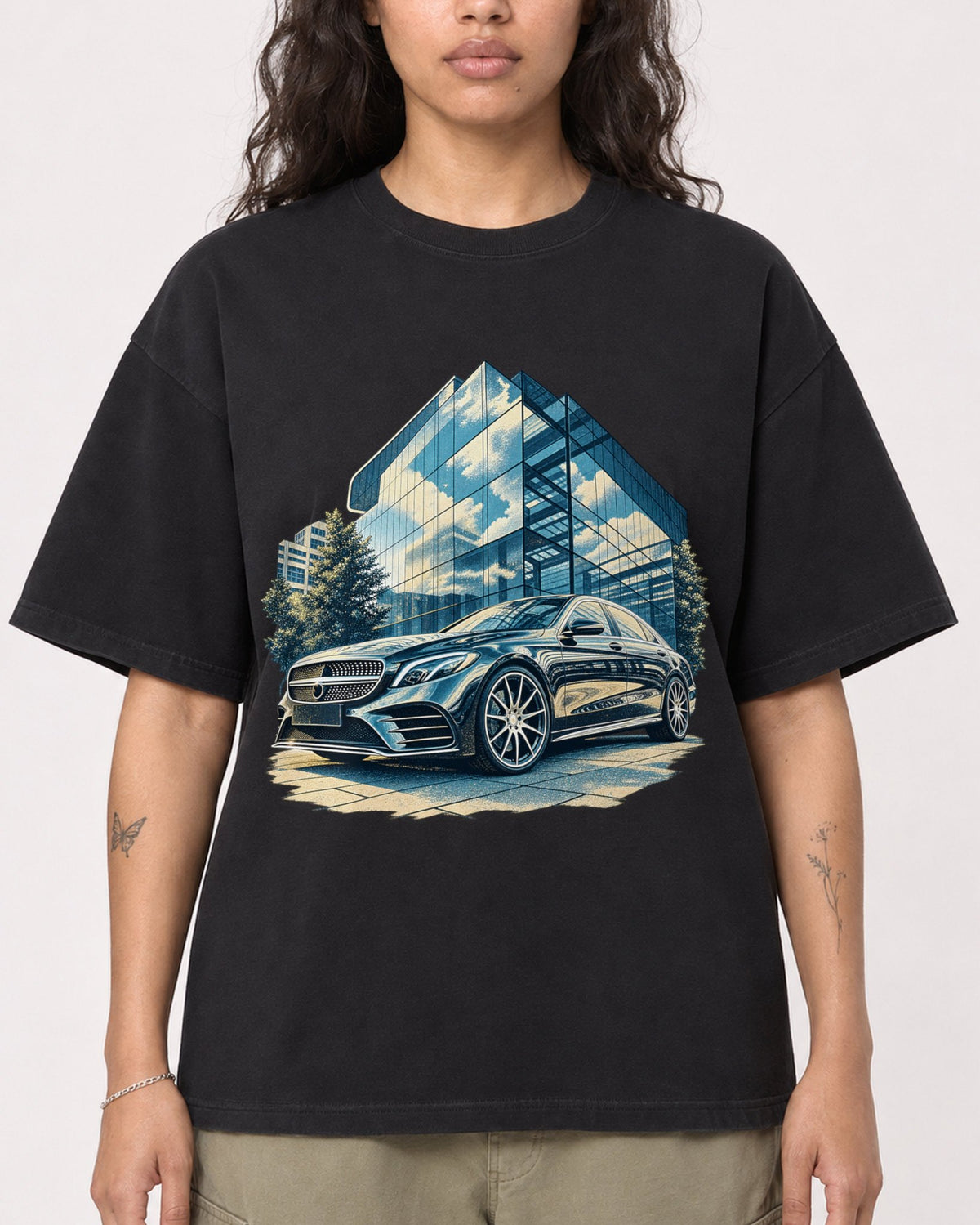 Mockup Boxy Heavyweight Tee Black female close-up 30