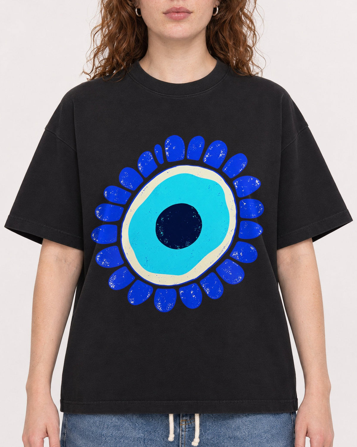 Mockup Boxy Heavyweight Tee Black female close-up 09