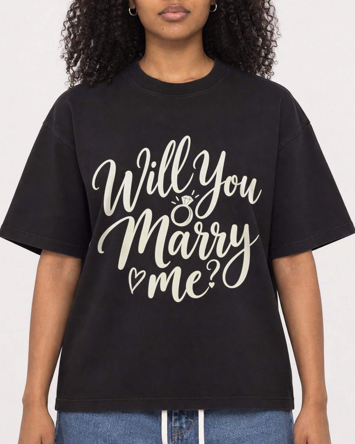 Mockup Boxy Heavyweight Tee Black female close-up 05