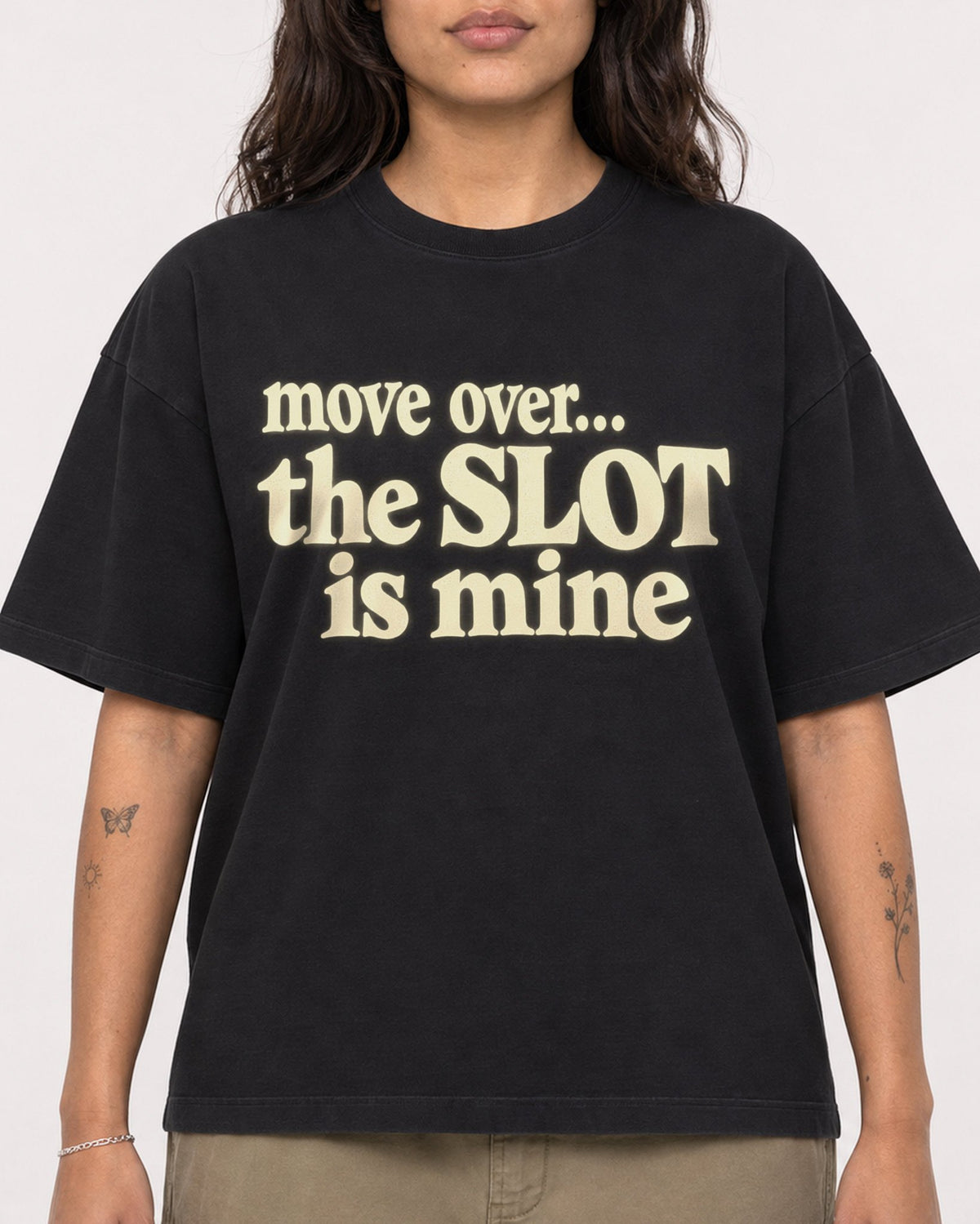 Mockup Boxy Heavyweight Tee Black female close-up 06
