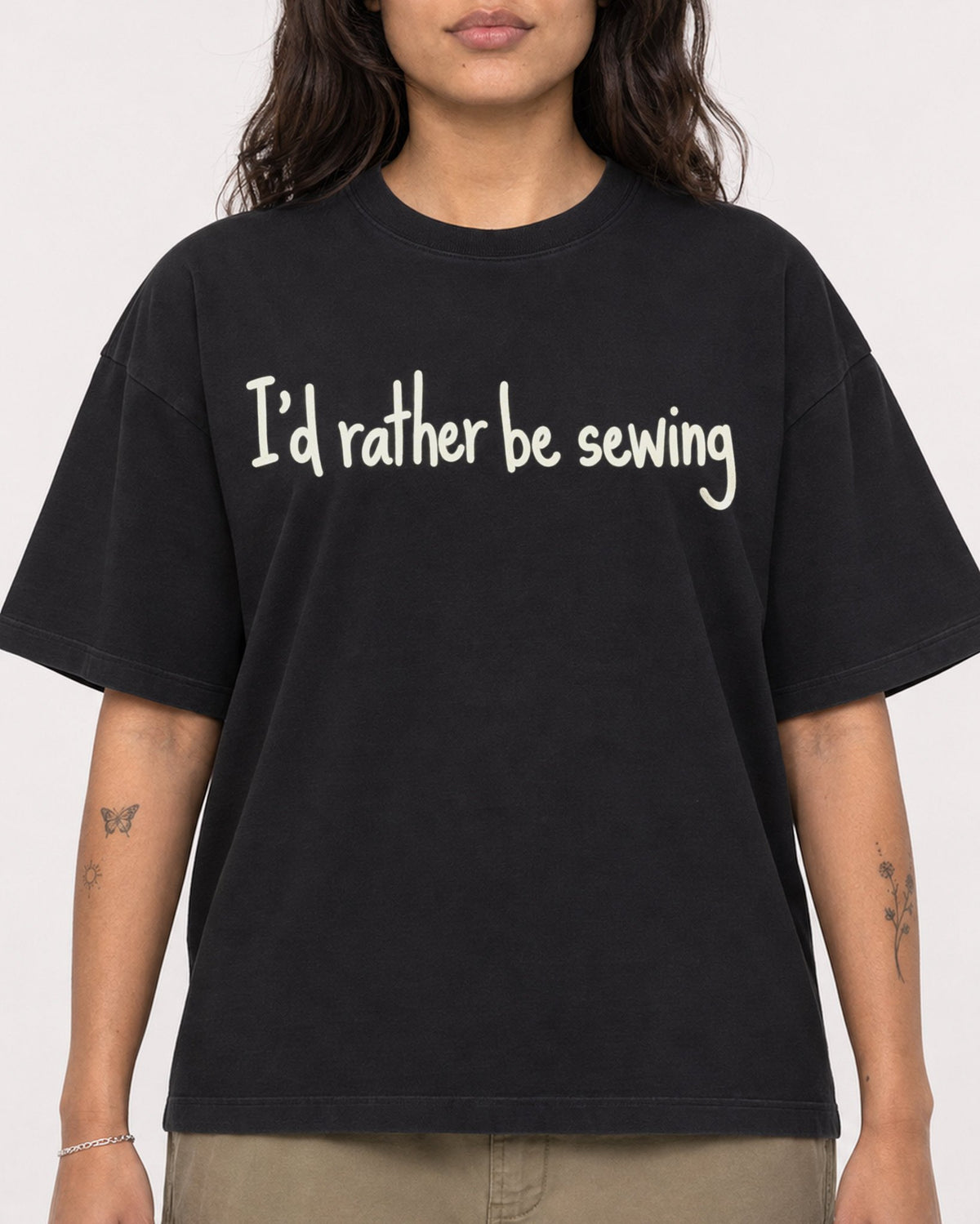 Mockup Boxy Heavyweight Tee Black female close-up 06