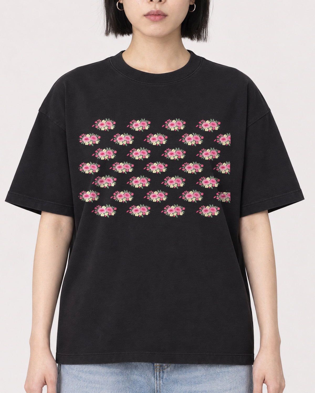 Mockup Boxy Heavyweight Tee Black female close-up 11