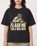 Mockup Boxy Heavyweight Tee Black female close-up 02