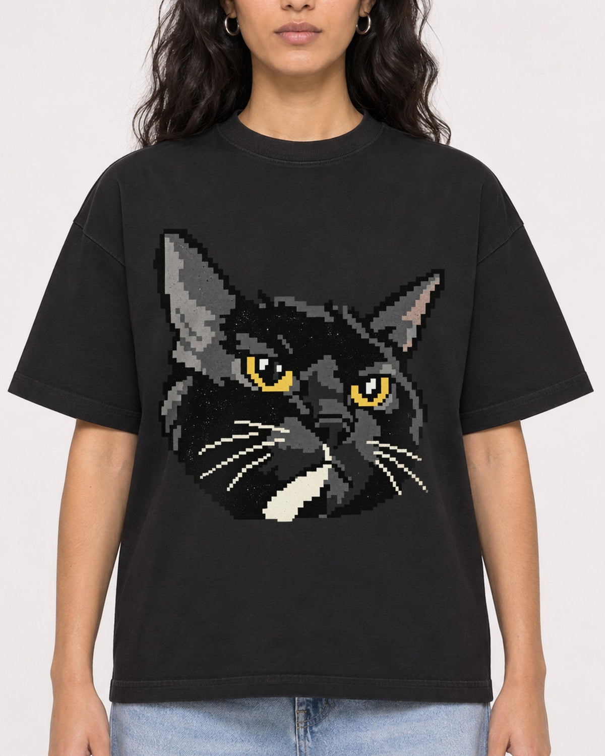 Mockup Boxy Heavyweight Tee Black female close-up 07