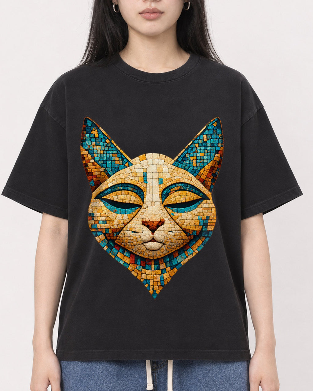 Mockup Boxy Heavyweight Tee Black female close-up 01