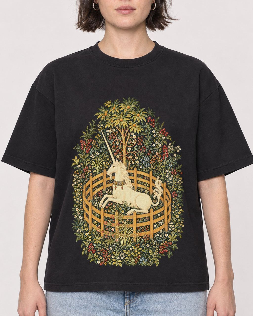 Mockup Boxy Heavyweight Tee Black female close-up 39