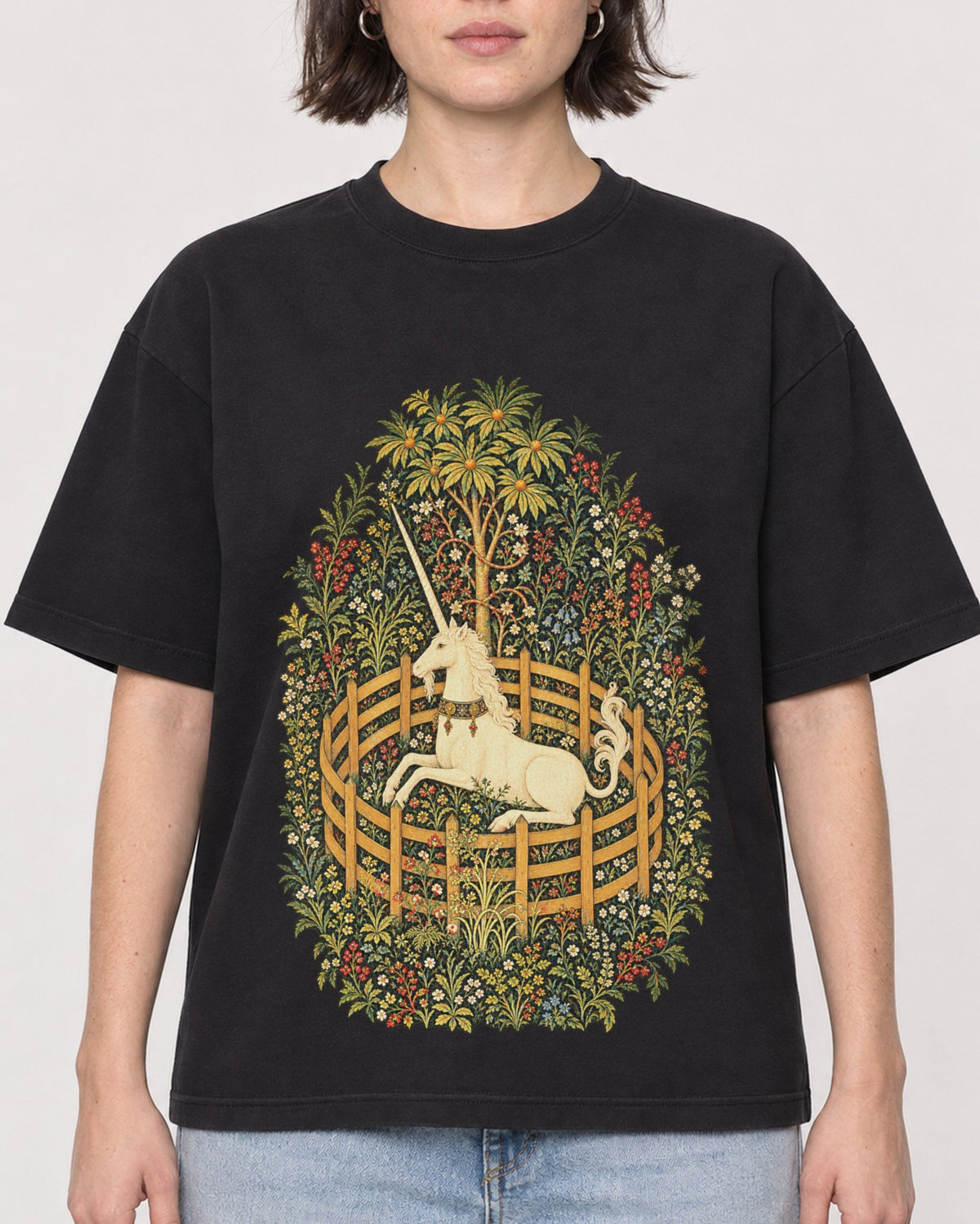 Mockup Boxy Heavyweight Tee Black female close-up 39