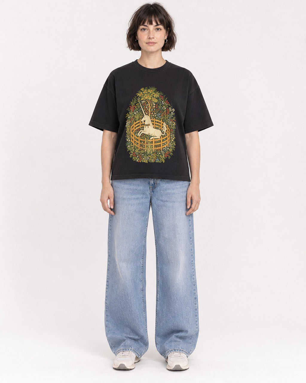 Mockup Boxy Heavyweight Tee Black female full-body 39