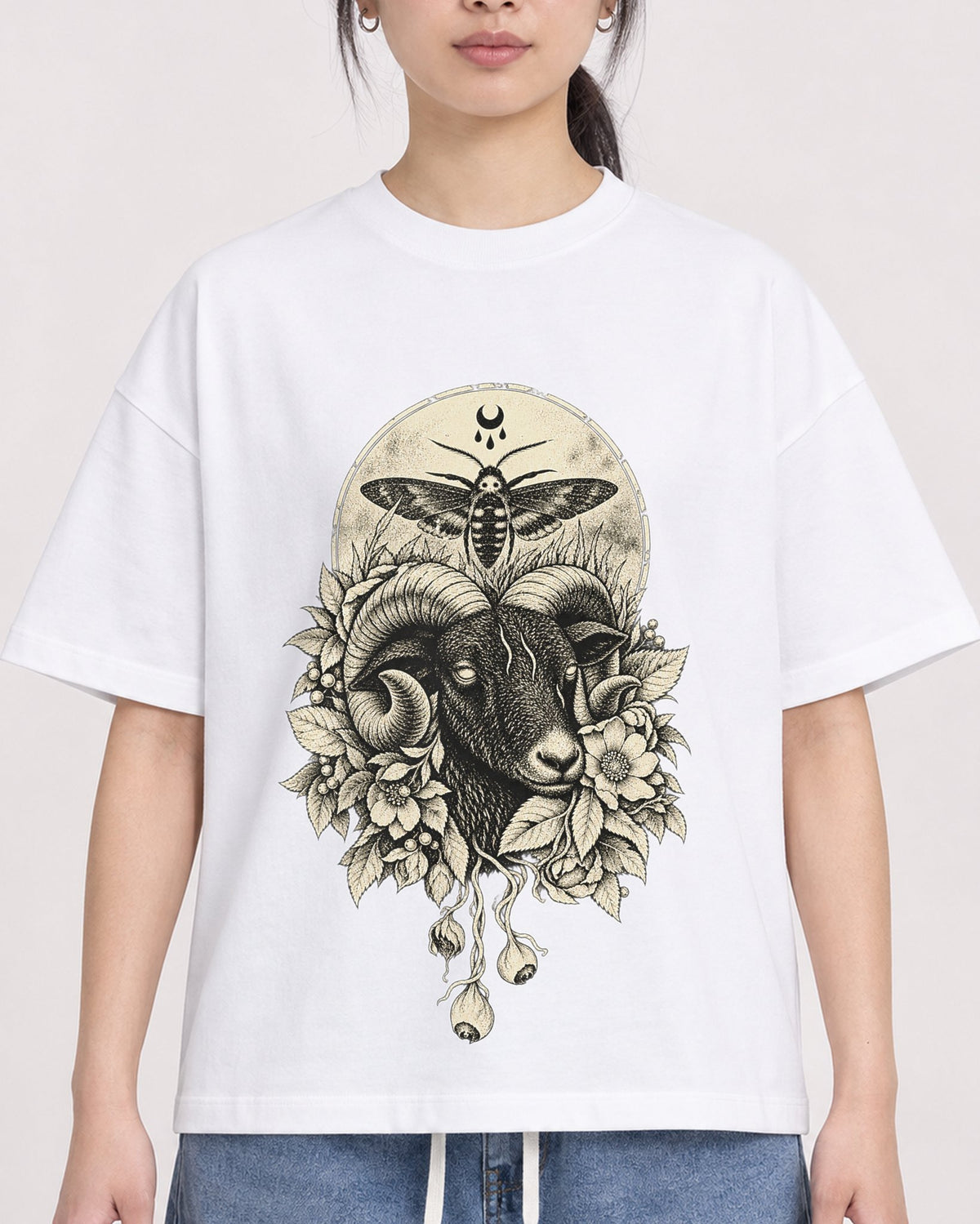 Mockup Boxy Heavyweight Tee White female close-up 21