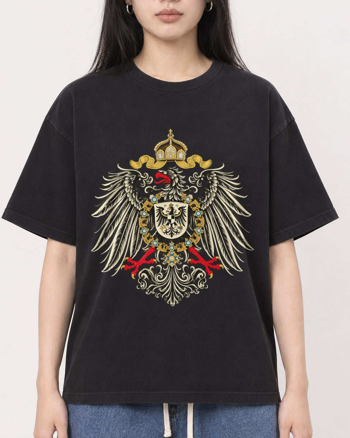 Mockup Boxy Heavyweight Tee Black female close-up 01