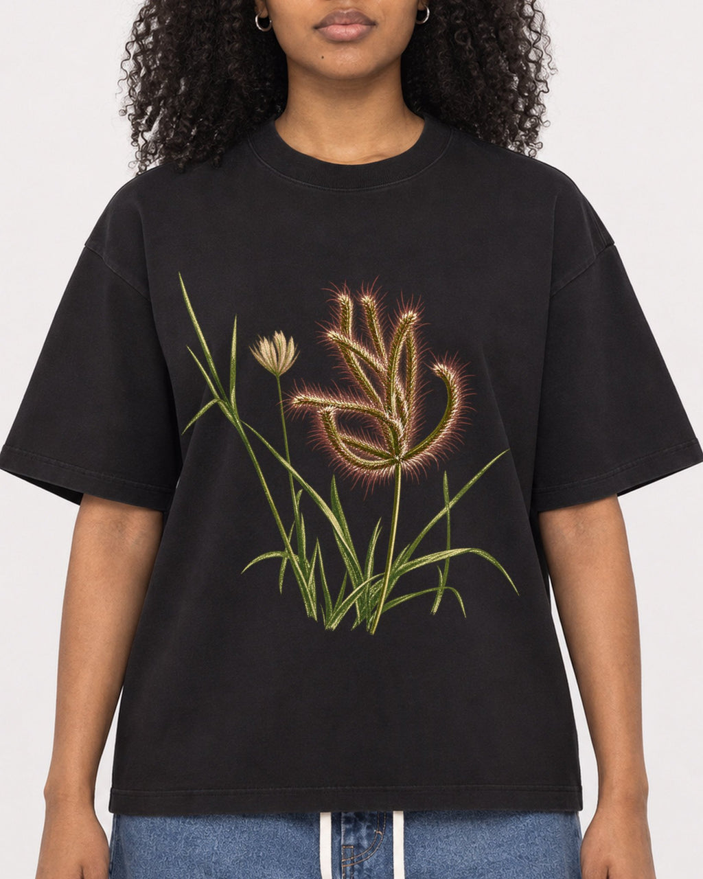 Mockup Boxy Heavyweight Tee Black female close-up 05