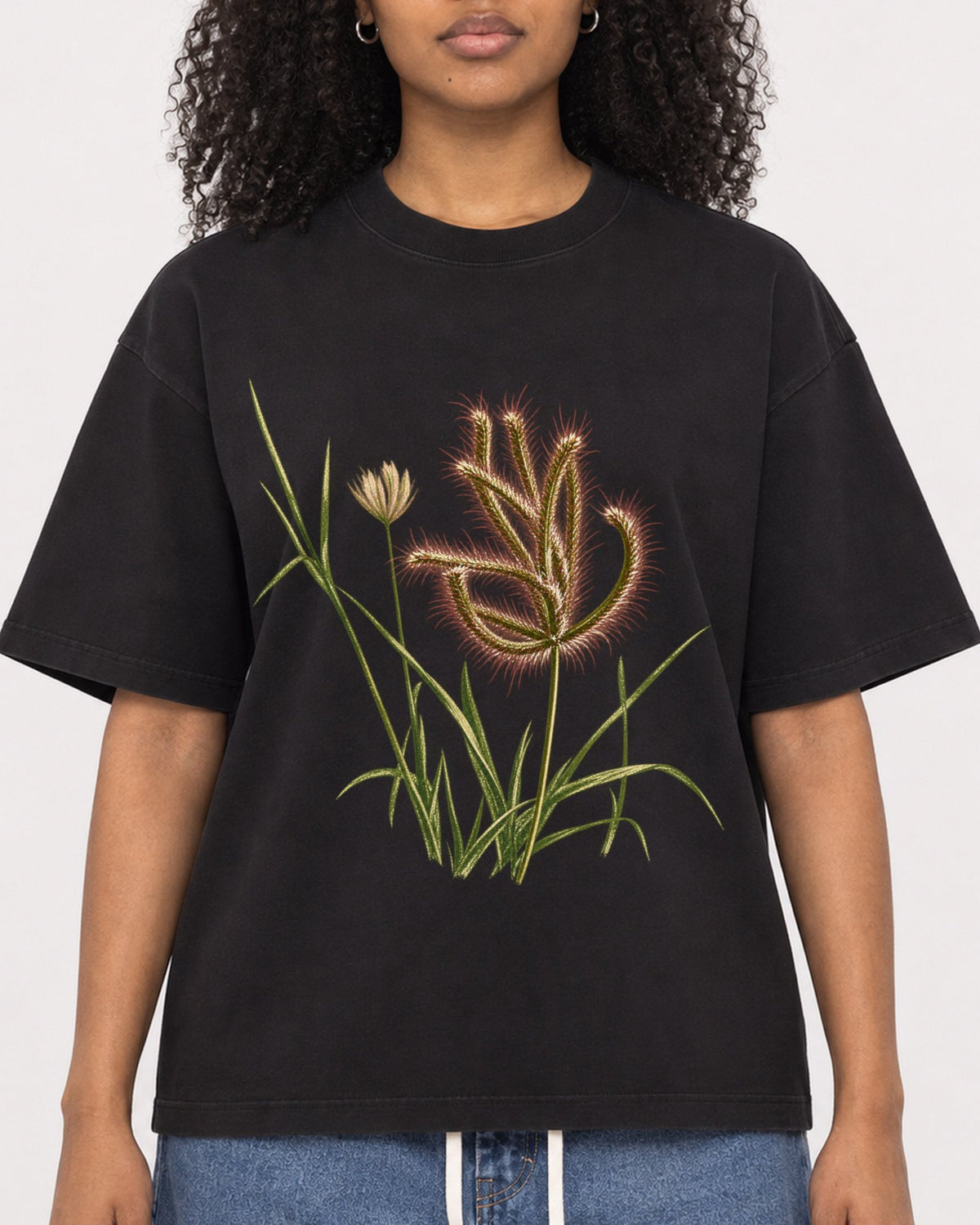 Mockup Boxy Heavyweight Tee Black female close-up 05