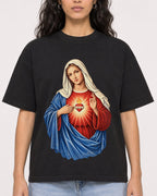 Mockup Boxy Heavyweight Tee Black female close-up 07