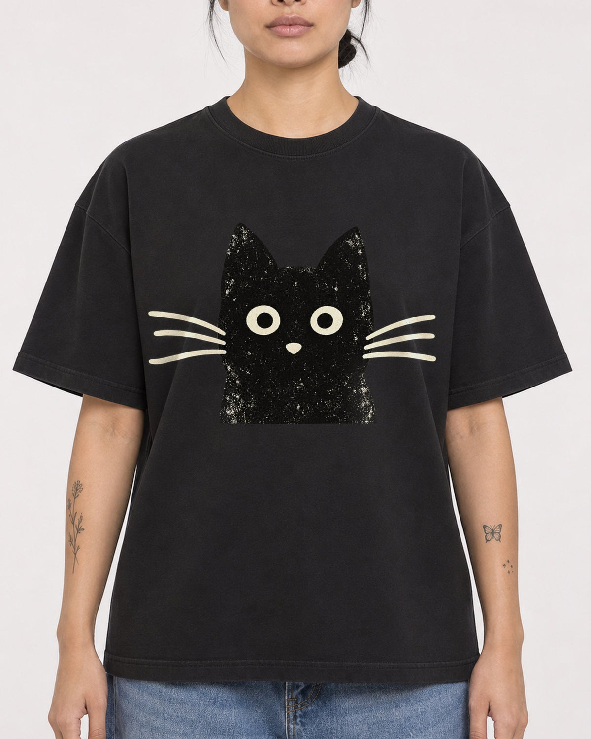Mockup Boxy Heavyweight Tee Black female close-up 12