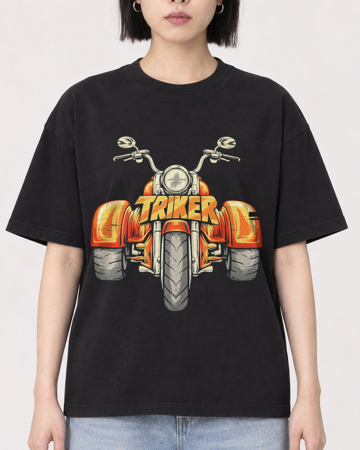 Mockup Boxy Heavyweight Tee Black female close-up 11