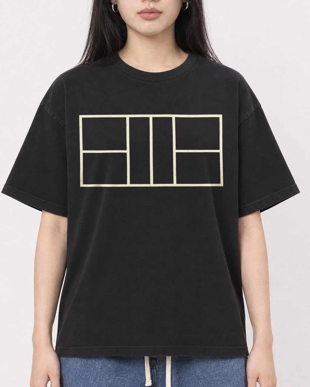 Mockup Boxy Heavyweight Tee Black female close-up 01