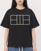 Mockup Boxy Heavyweight Tee Black female close-up 01