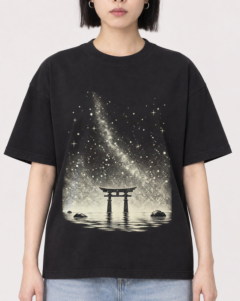 Mockup Boxy Heavyweight Tee Black female close-up 11