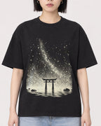 Mockup Boxy Heavyweight Tee Black female close-up 11