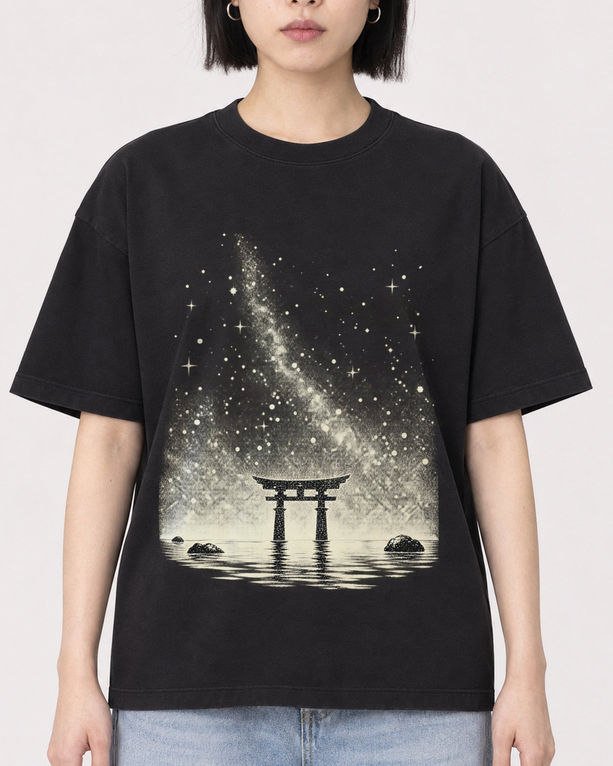 Mockup Boxy Heavyweight Tee Black female close-up 11