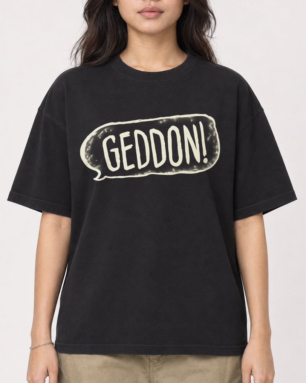 Mockup Boxy Heavyweight Tee Black female close-up 02