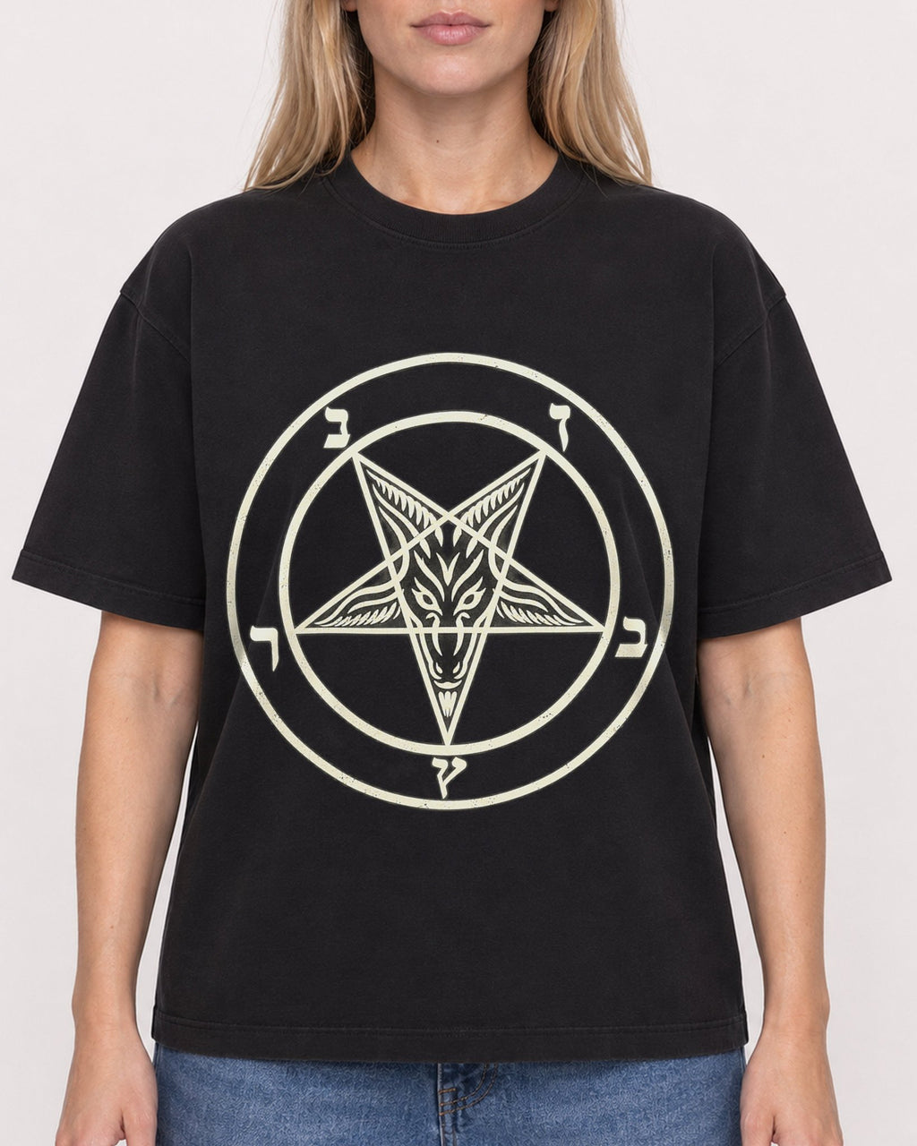 Mockup Boxy Heavyweight Tee Black female close-up 08