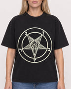 Mockup Boxy Heavyweight Tee Black female close-up 08