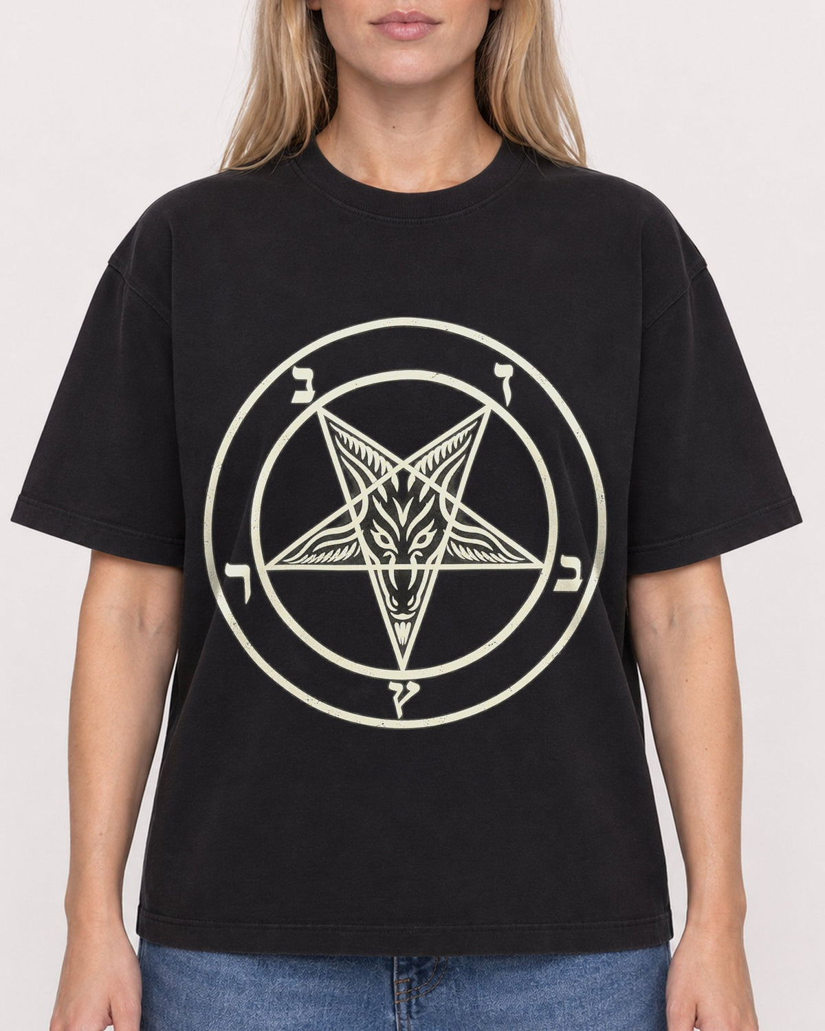 Mockup Boxy Heavyweight Tee Black female close-up 08