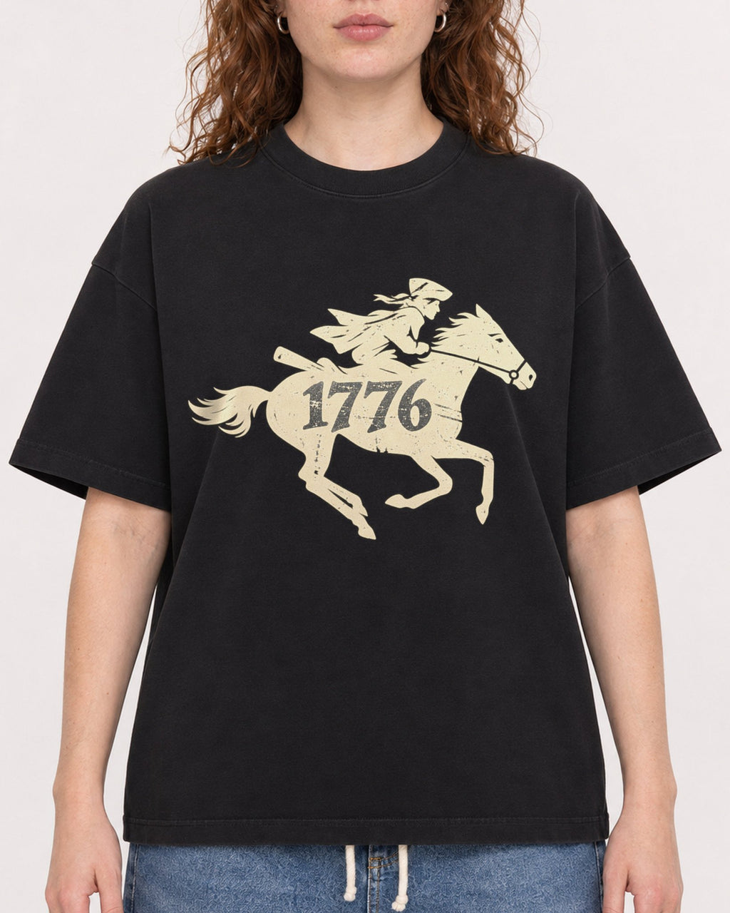 Mockup Boxy Heavyweight Tee Black female close-up 09