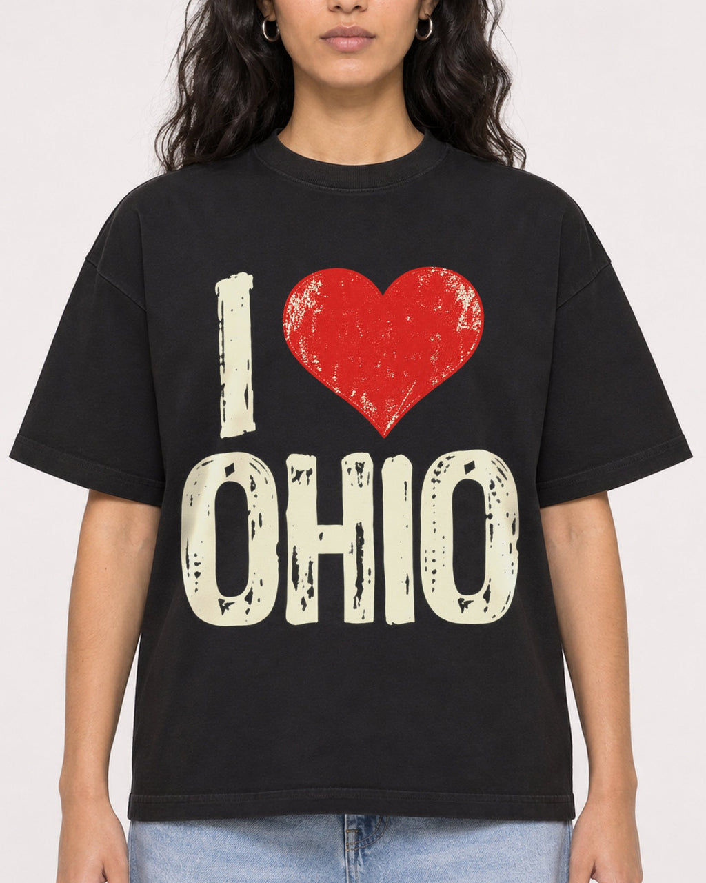 Mockup Boxy Heavyweight Tee Black female close-up 07