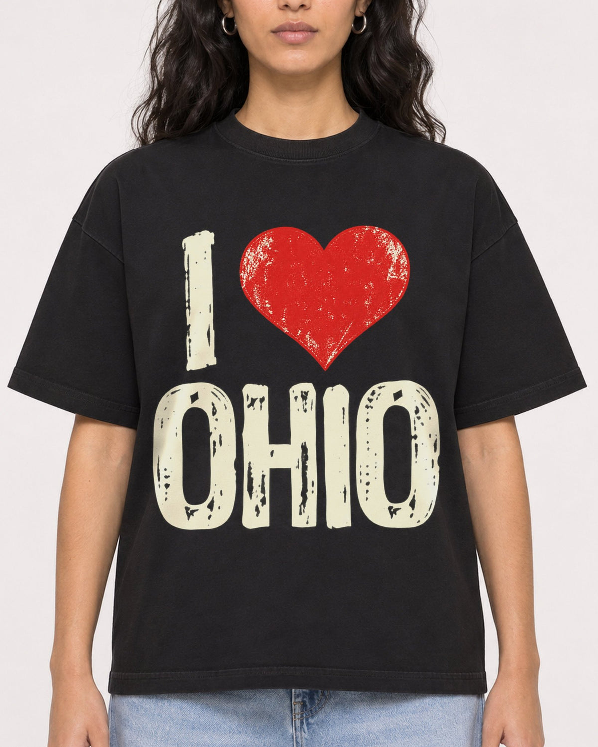 Mockup Boxy Heavyweight Tee Black female close-up 07