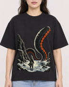 Mockup Boxy Heavyweight Tee Black female close-up 03