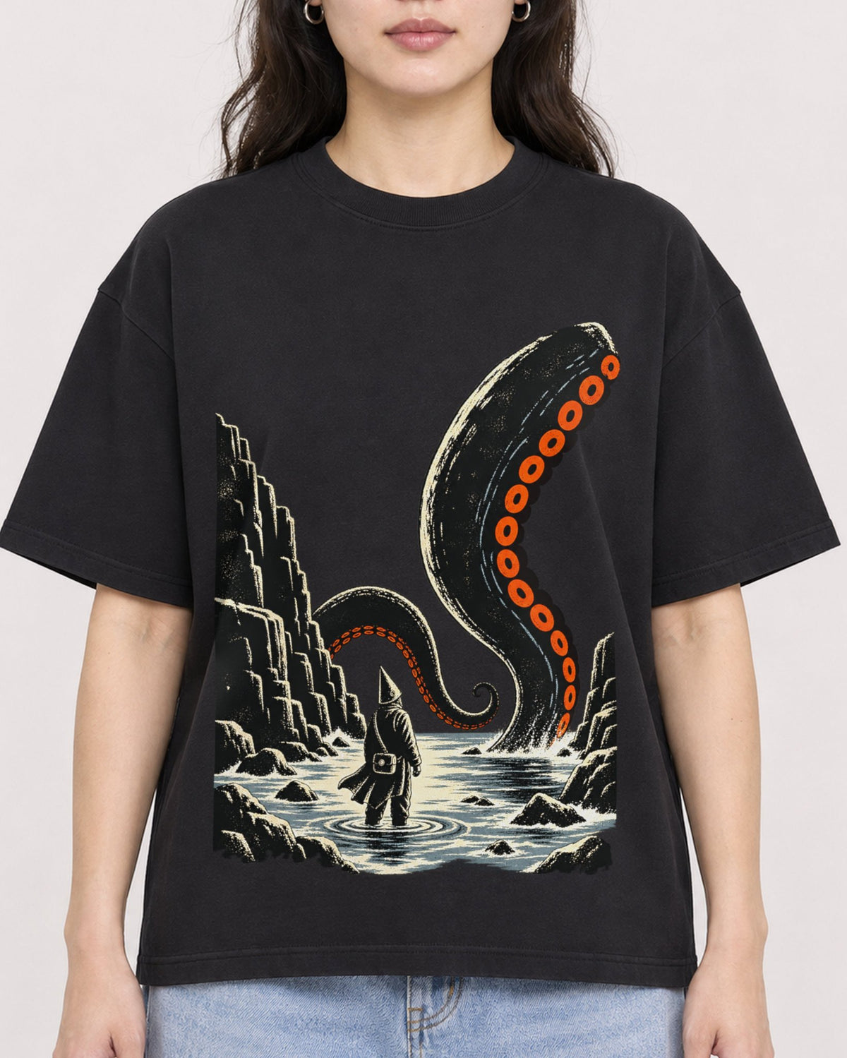 Mockup Boxy Heavyweight Tee Black female close-up 03