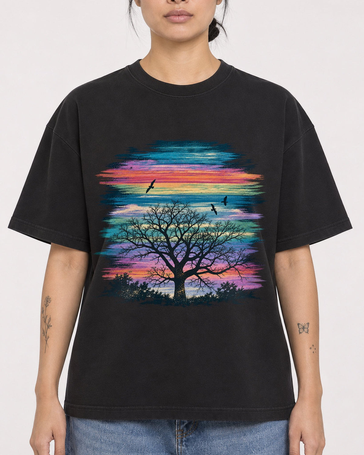 Mockup Boxy Heavyweight Tee Black female close-up 12