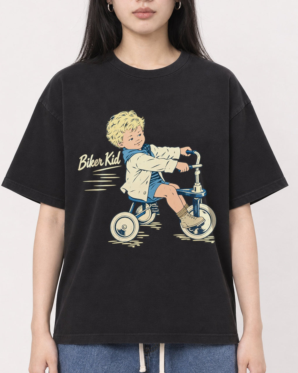 Mockup Boxy Heavyweight Tee Black female close-up 01