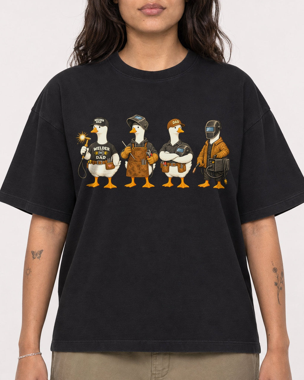 Mockup Boxy Heavyweight Tee Black female close-up 06