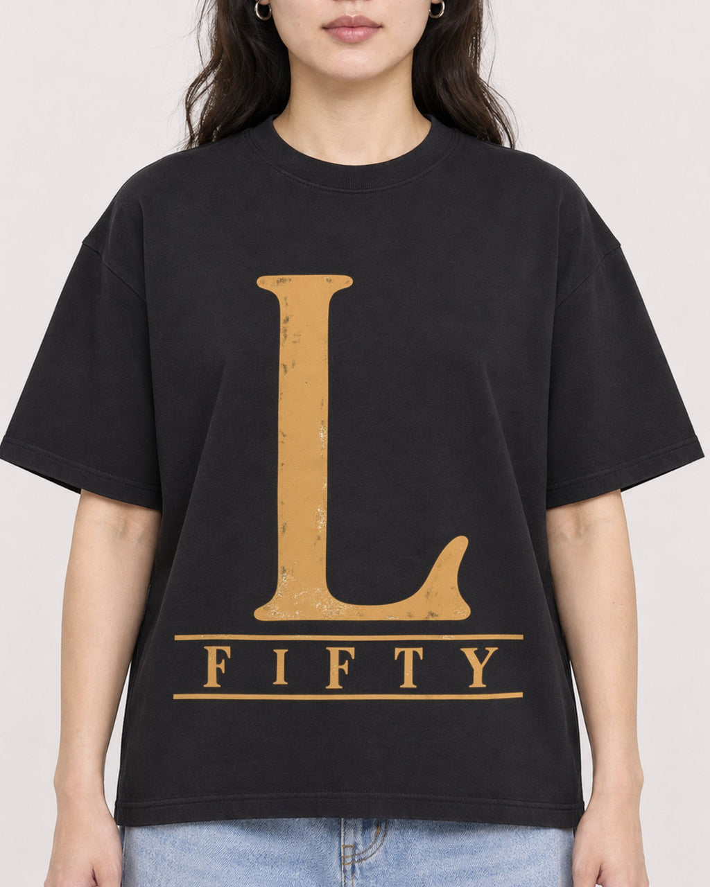 Mockup Boxy Heavyweight Tee Black female close-up 03