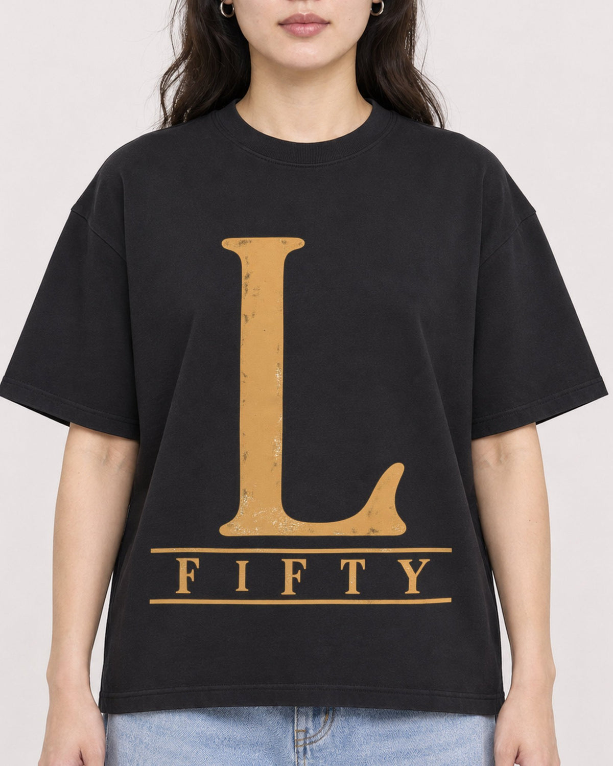 Mockup Boxy Heavyweight Tee Black female close-up 03
