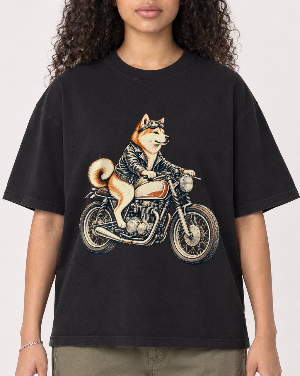 Mockup Boxy Heavyweight Tee Black female close-up 10