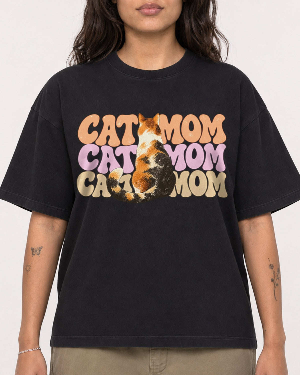 Mockup Boxy Heavyweight Tee Black female close-up 06